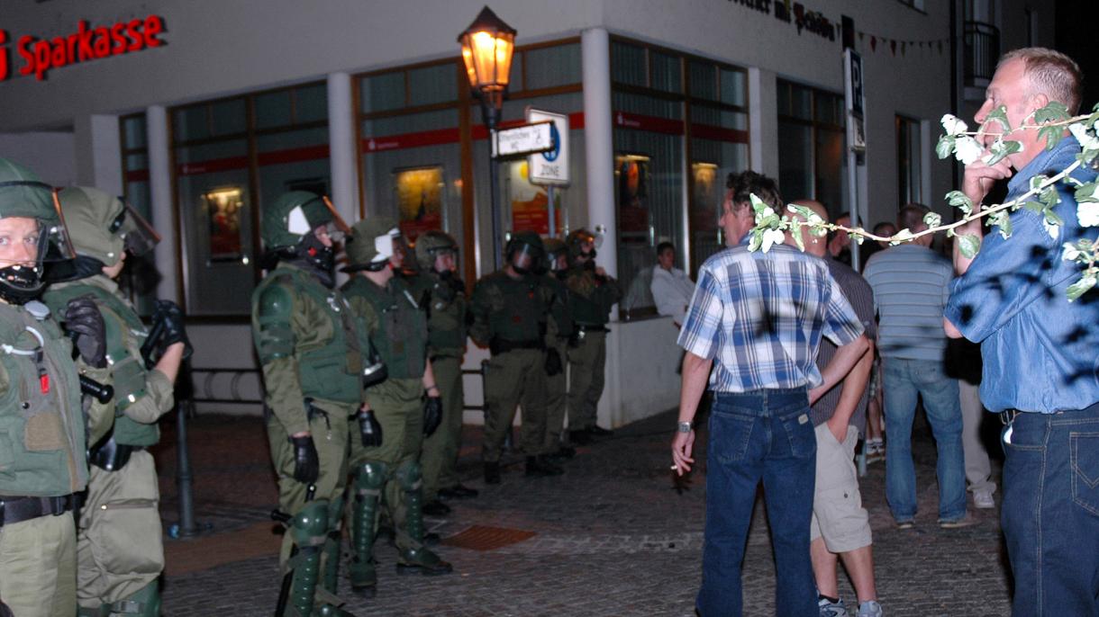 Polizisten in schwerer Ausrüstung stehen am Sonntagmorgen (19.08.2007) in der Innenstadt von  Mügeln.