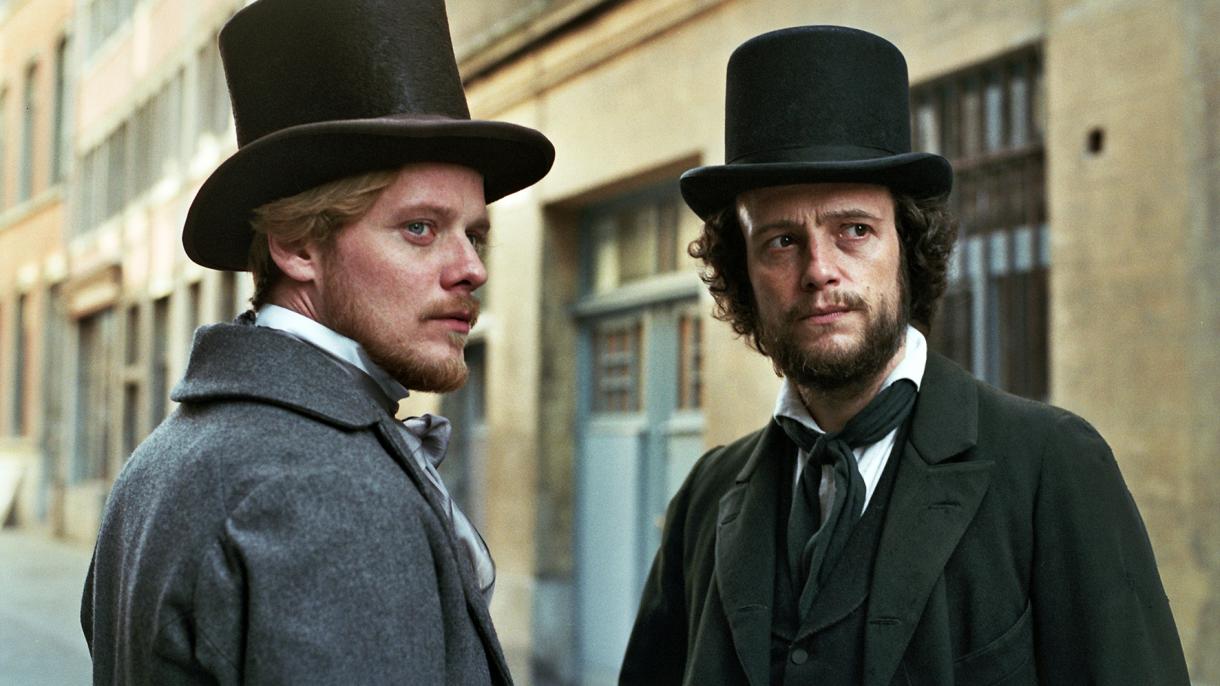 Das letzte Puzzlestück, das zu seiner rückhaltlosen Beschreibung der Krise noch fehlte: Karl Marx (August Diehl) freundet sich 1844 im Pariser Exil mit Friedrich Engels (Stefan Konarske) an. 