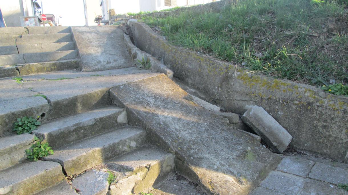 Barrierefreie Treppe renovierungsbedürftig