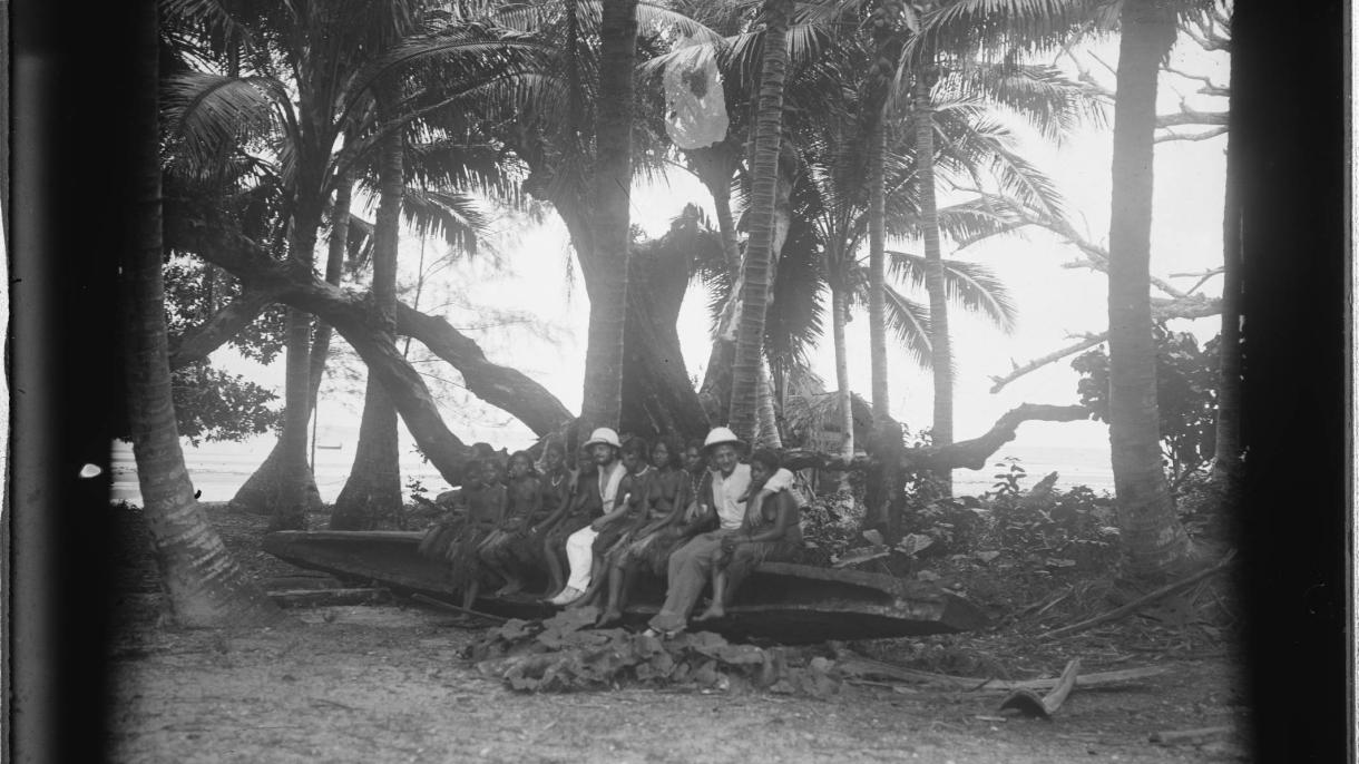 Unbekannter Fotograf, Dr. Ernst Sarfert und der erste Offizier Wilhelm Lorenzen mit einheimischen Frauen auf einem Kanu, Palau, Hamburger Südsee-Expedition 1908–1910