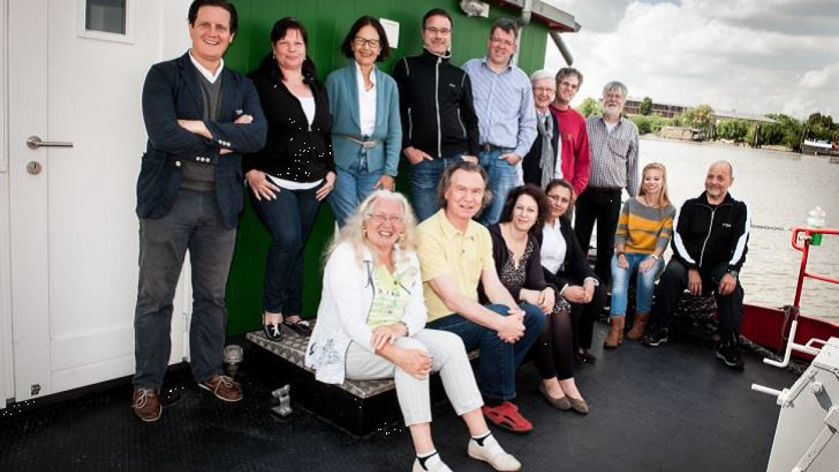 Die Schreibgruppe mit Edmund Siemers (1.v. l.) und den Projektleitern Jörg Ehrnsberger und Dr. Thorsten Stegemann (obere Reihe 4 & 5. v. l.). Foto: Pieter-Pan Rupprecht