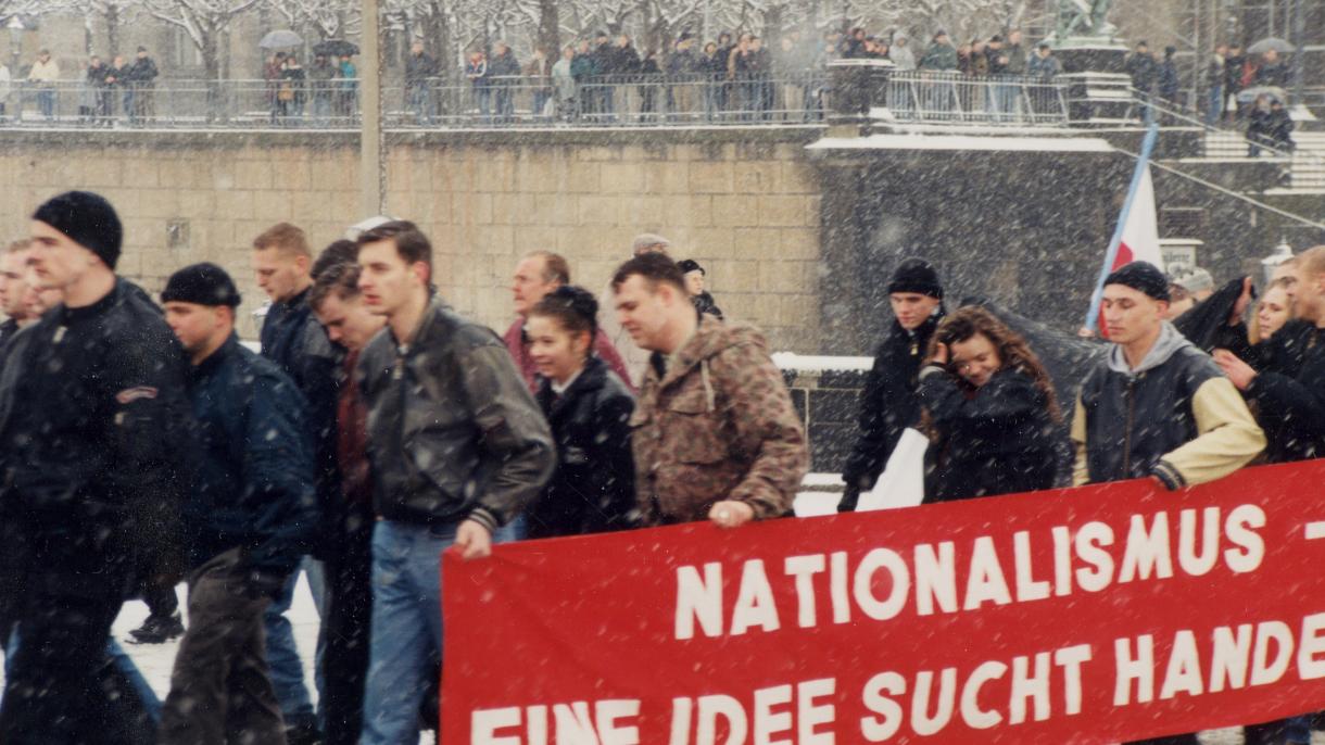 Die Rechtsterroristen des sog. «NSU» Zschäpe, Boehnhardt und Mundlos in einer Nazidemo gegen die Wehrmachtsausstellung in Dresden im Januar 1998.