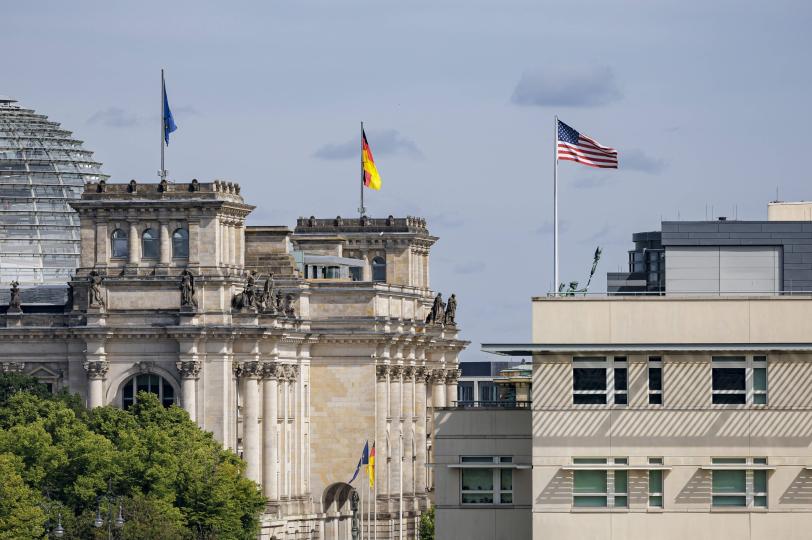 Das erwachsene Land: Deutschland ohne Amerika Buchvorstellung und Podiumsdiskussion mit Holger Stark und Omid Nouripour
